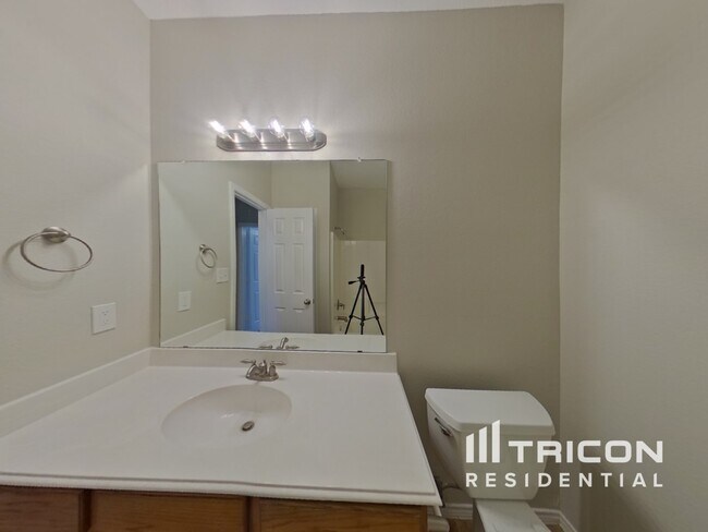 Building Photo - 2989 Lakeview Cir