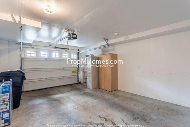 Building Photo - Spacious Three Bedroom Townhome in the Heart of Beaverton!