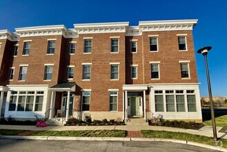 Building Photo - SIENA Place/PACKER PARK CORNER 4 Bedroom/2...