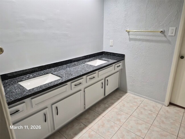 Building Photo - 2923 Edgewood Dr