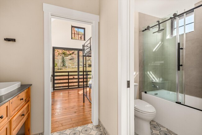 Building Photo - 106 Castle View Dr