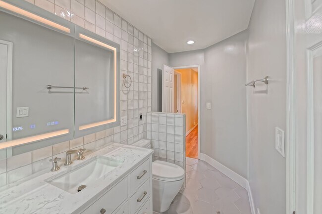 Building Photo - 4021 Crest Dr