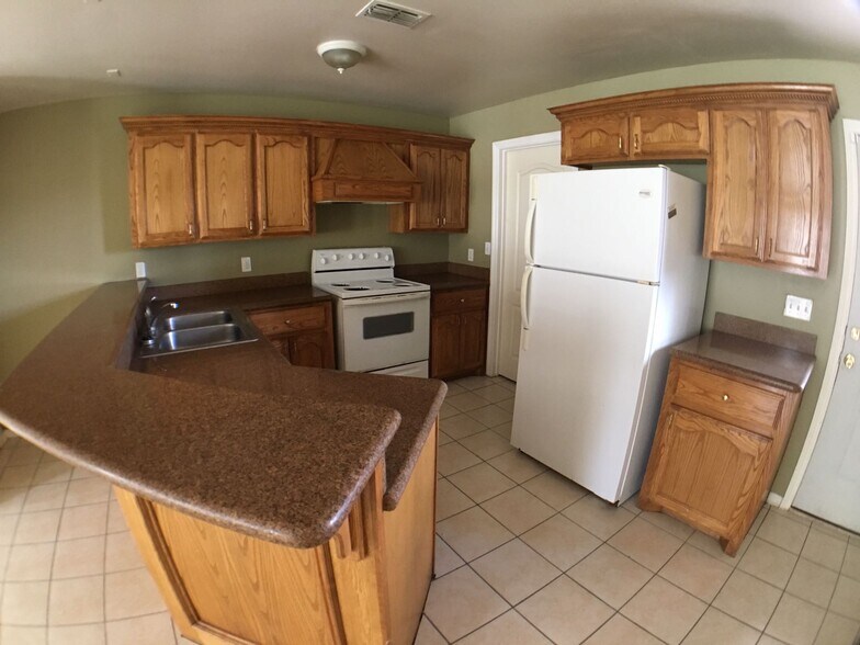 Building Photo - 1304 W Fig Ave