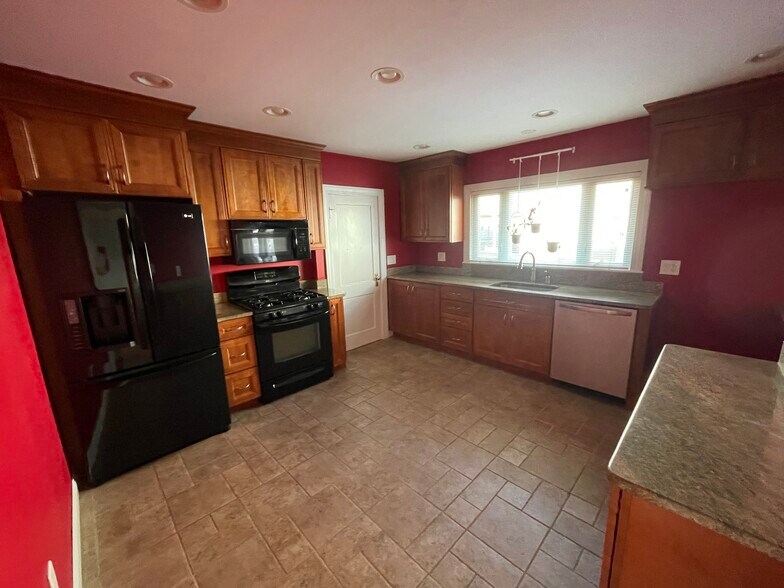 Building Photo - 92 Harnden Ave