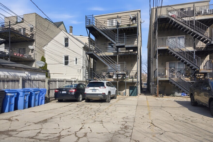 Building Photo - 844 N Wood St