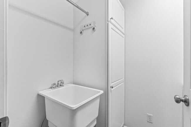 Building Photo - Luxury Loft Apartment- Downtown Canby