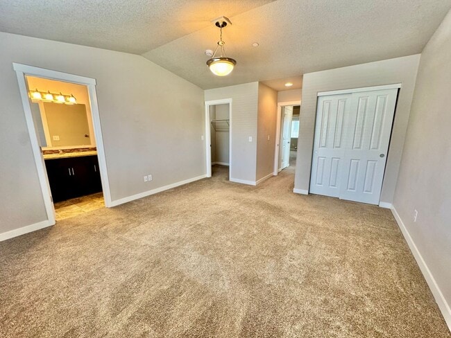 Building Photo - Ask about free rent... Nearly New, wonderf...