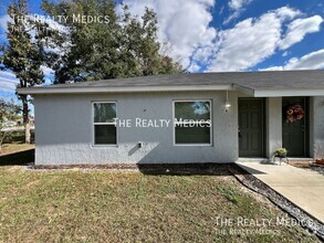 Building Photo - Charming 2 BD/2 BA Unit in Ocala!  END UNIT!