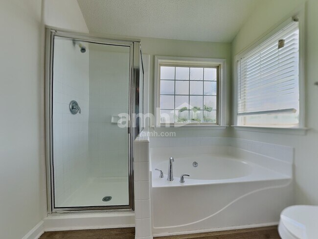 Building Photo - 105 Village Club Ln