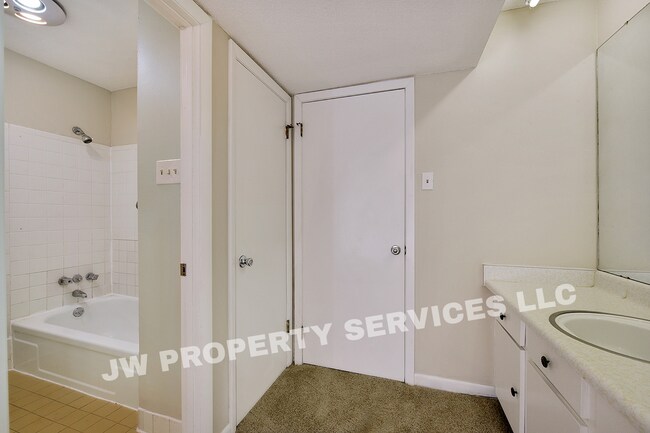 Building Photo - 311-311 Lilac St