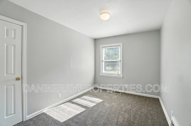 Building Photo - 1126 Searles Rd