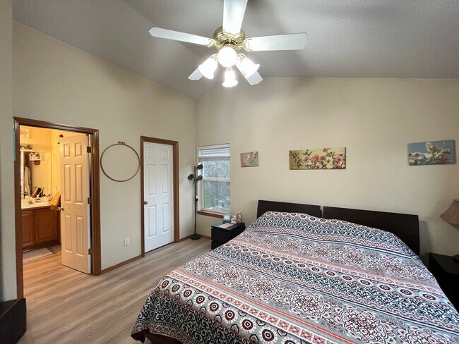 Building Photo - Beautiful 3 Bed, 2.5 Bath House in Central...