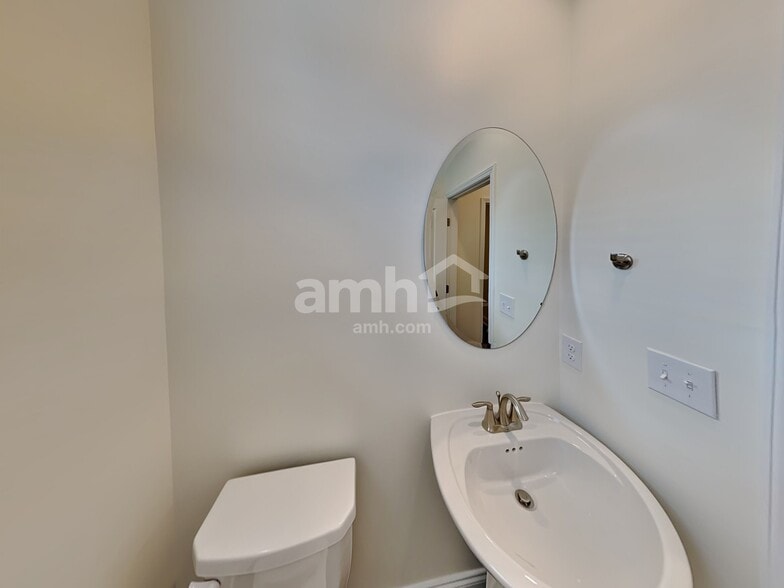 Building Photo - 2004 Williamshire Ln