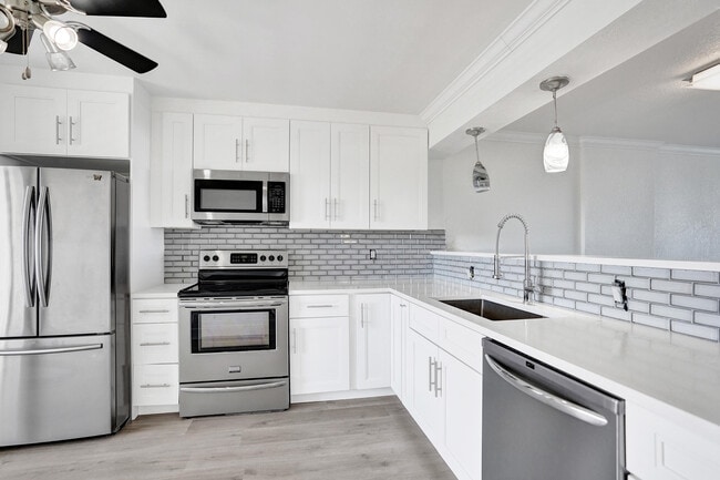 Building Photo - 1631 Riverview Rd