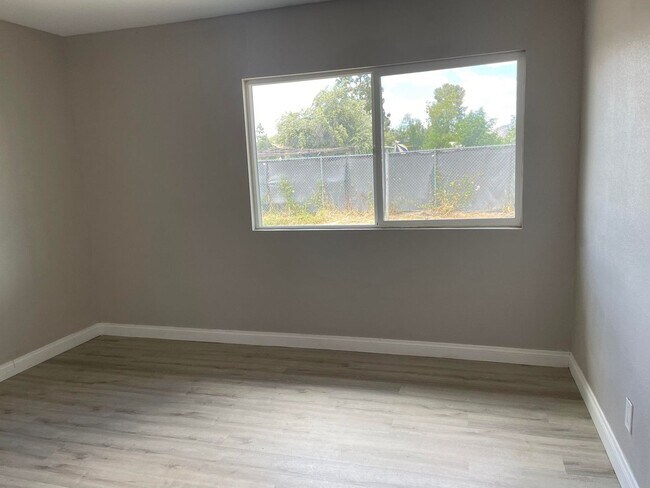 Building Photo - Recently Upgraded Two Bedroom One Bathroom...