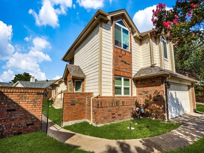 Building Photo - 2401 Brooke Ct