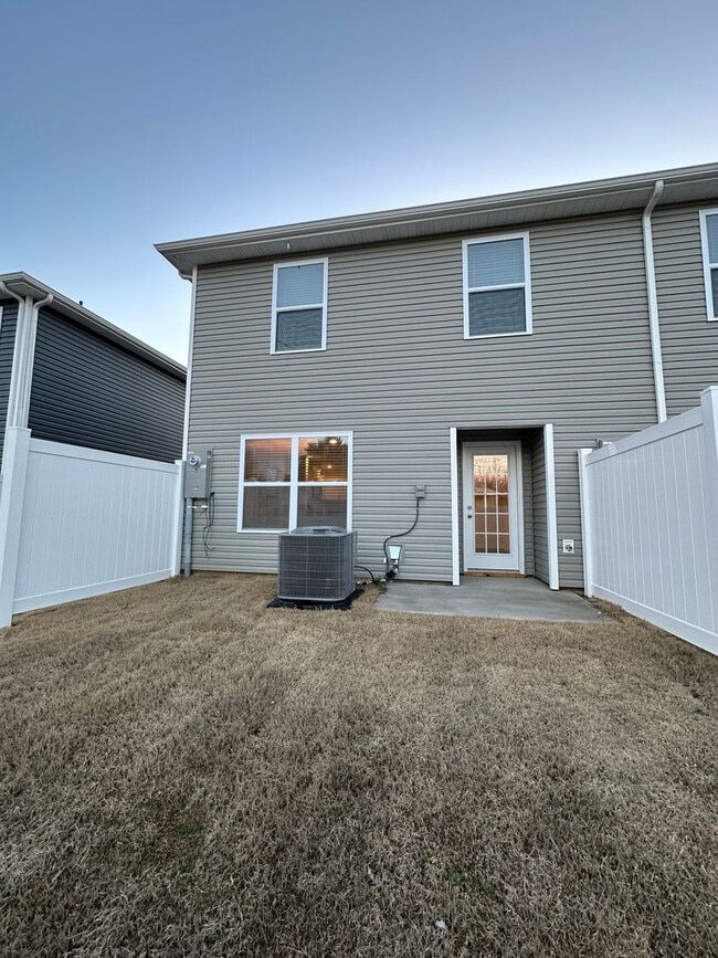 Building Photo - 3 Bedroom / 2.5 Bath Townhome Kingsport, TN