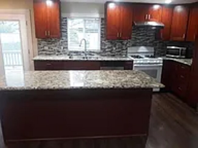 Building Photo - Beautiful 3 bedroom Edmonds Rambler