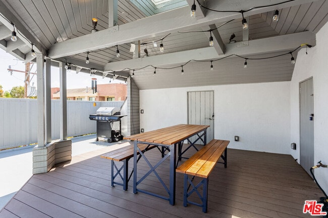 Building Photo - 444 S Roxbury Dr