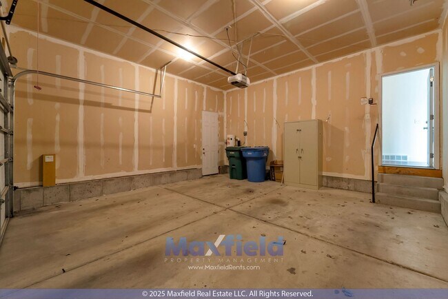 Building Photo - BRAND NEW CARPET - 6BD 4BTH 2GAR - Home in...