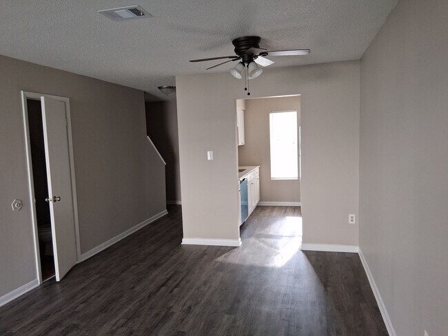 Building Photo - 2 Bedroom/1.5Bath Townhome on Bemiss
