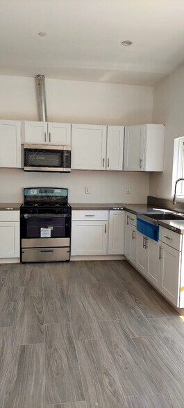 Building Photo - 1131 W 47th St