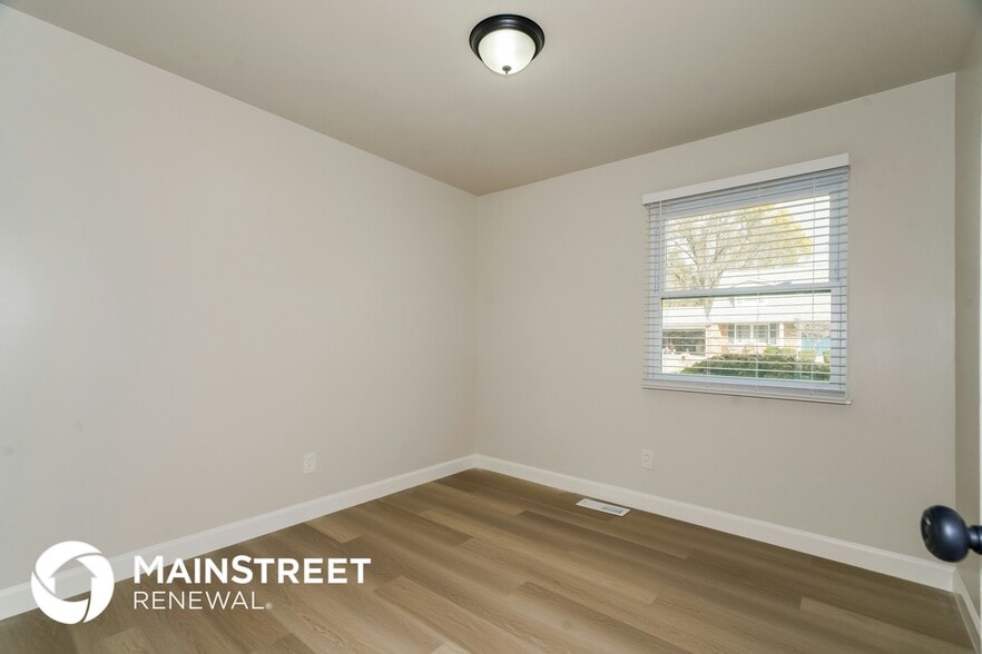 Building Photo - 623 Riverside Dr