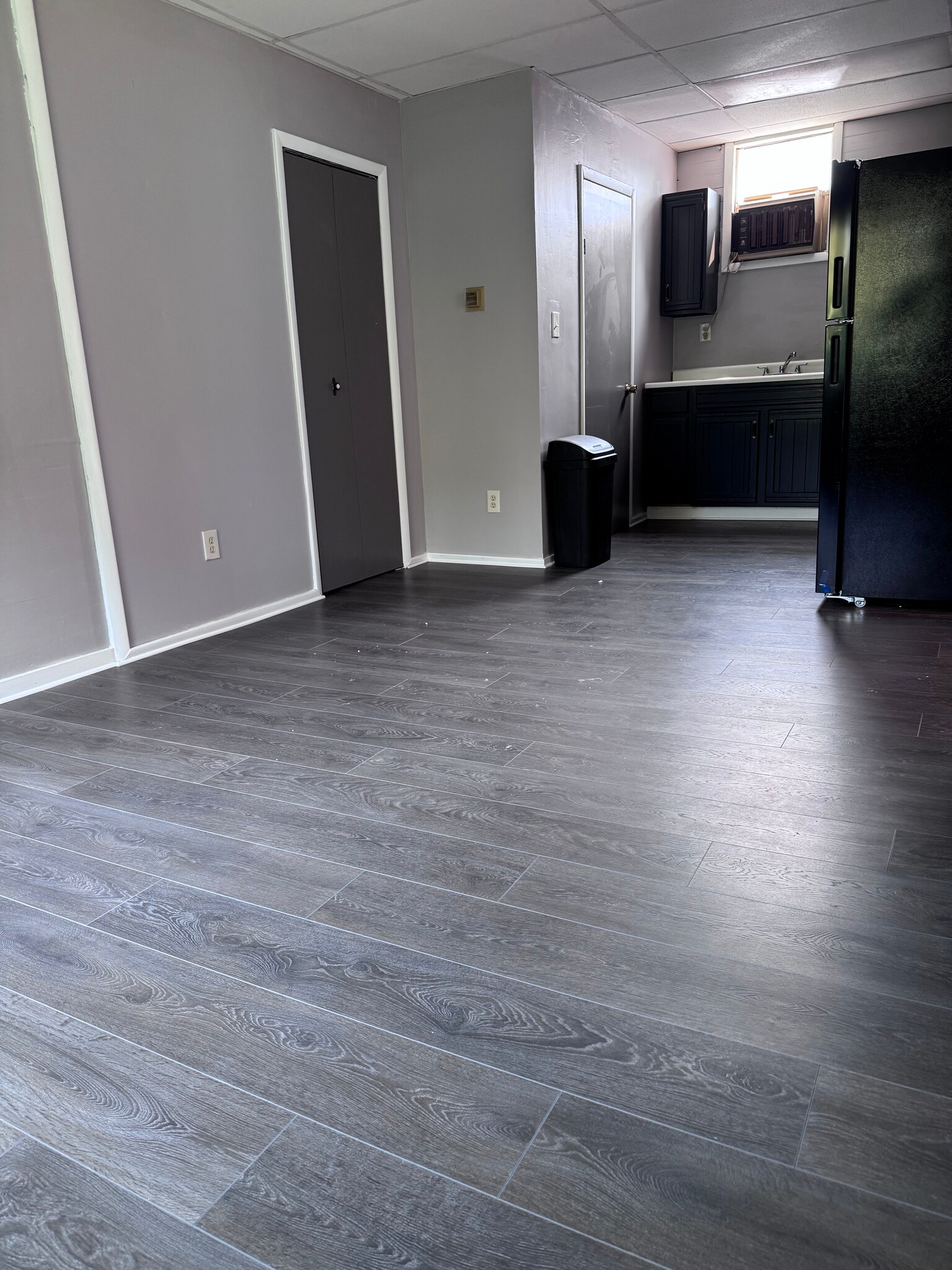 Bed/Kitchen - 906 West Ave