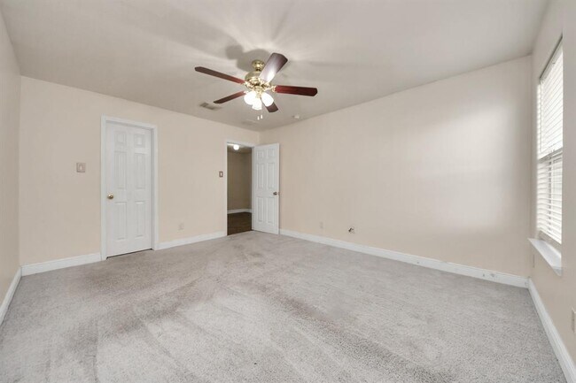 Building Photo - 2515 Knoll Shadows Ln