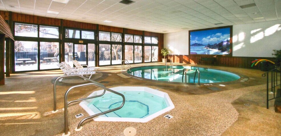 Heated Pool and Jacuzzi - 179 Little Canada Rd E