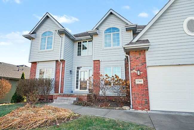 Building Photo - Spacious 4br/4.5 ba Home in Millard Mission Park Neighborhood. Huge Yard, 3 Car Garage