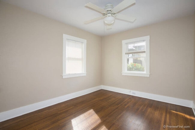 Building Photo - Adorable 2 Bedroom Cottage with Fenced yard, Washer+Dryer, Dishwasher, Reserved Parking!