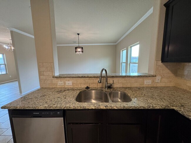 Building Photo - Move-In Special! Spacious 3BR Home with La...