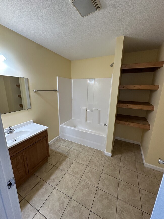 Building Photo - 8 Townview Dr