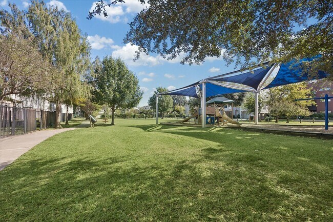 Building Photo - 5313 Lillian St