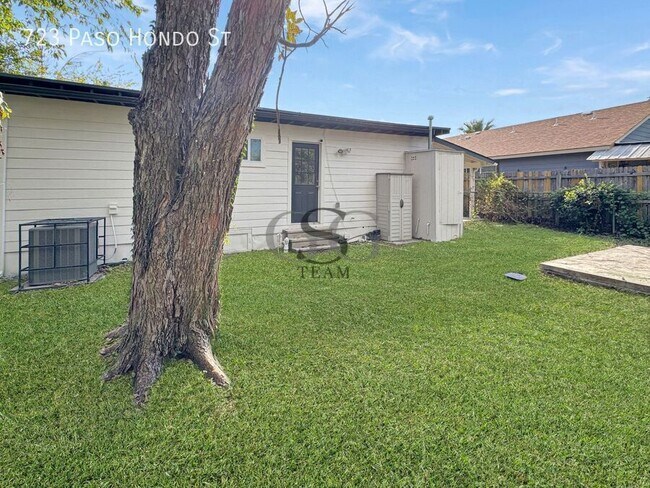 Building Photo - 723 Paso Hondo St