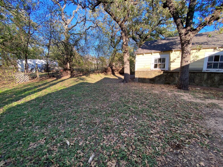 Building Photo - 109 E 3rd St