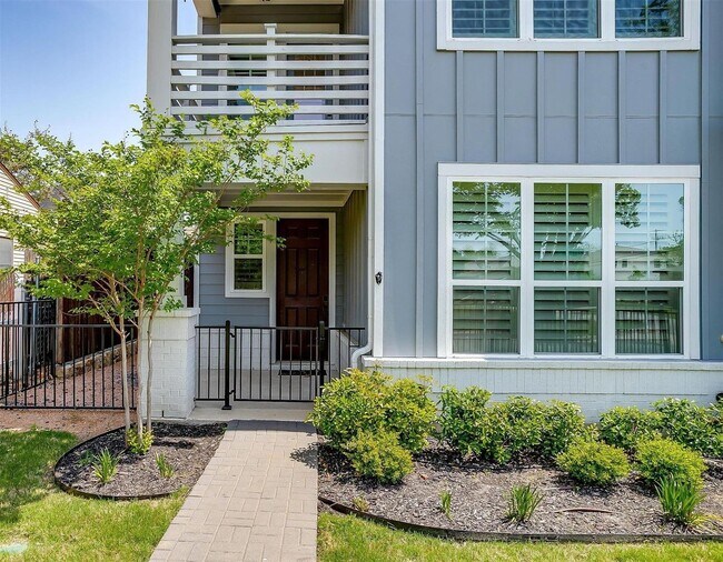 Building Photo - Stylish, Upgraded 3-bedroom, 2.5 bathroom ...