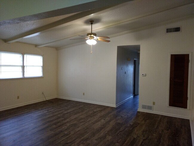 Building Photo - Updated and clean in quiet neighborhood.