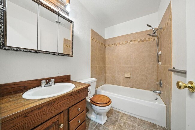 Building Photo - Large 2 Bedroom Home