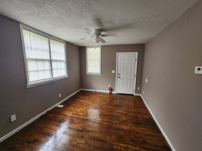 Building Photo - Stunning 3-Bedroom Home with Fresh Modern ...