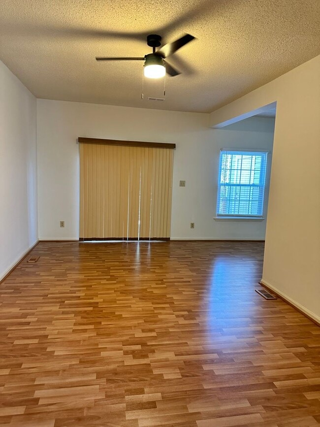 Building Photo - Townhouse in Chisel Run! Available Now