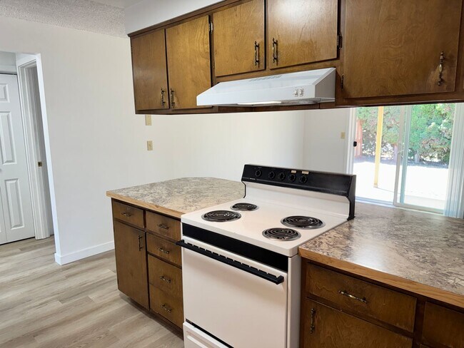Building Photo - Large single level 2-bedroom/1 bath duplex in Springfield!
