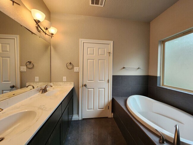 Building Photo - LOCATION! Walk to Torrey Park / Close to NB Downtown & Gruene / No Carpet / NBISD