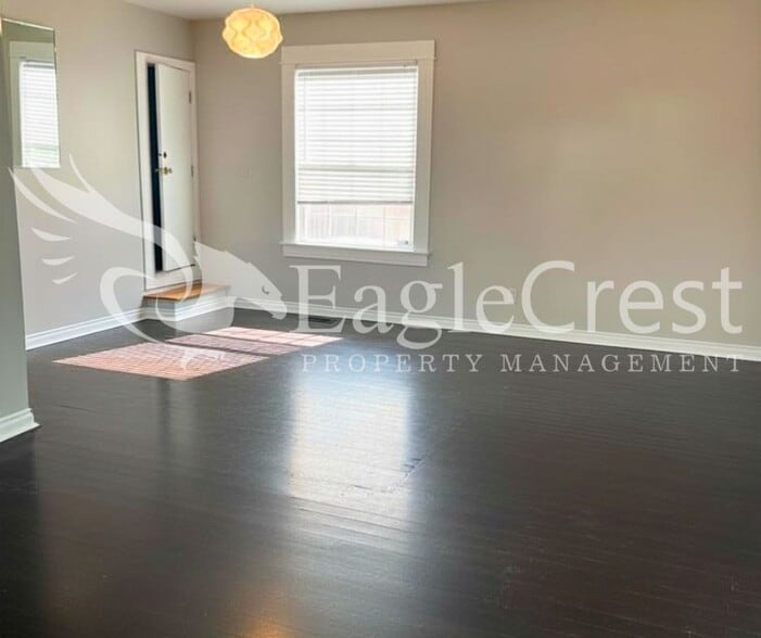 Building Photo - Charming 3BR Home with Spacious Yard & Bonus Living Space