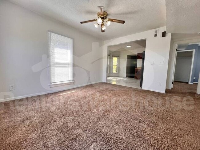 Building Photo - Spacious 2 Bedroom Duplex