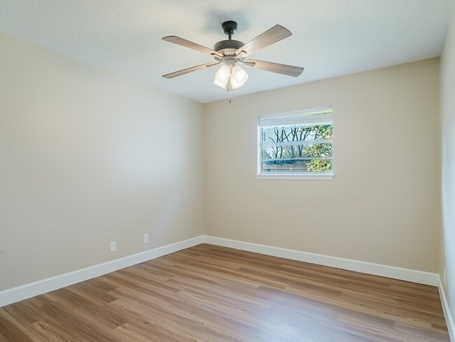 Building Photo - 1319 W Forest Dr