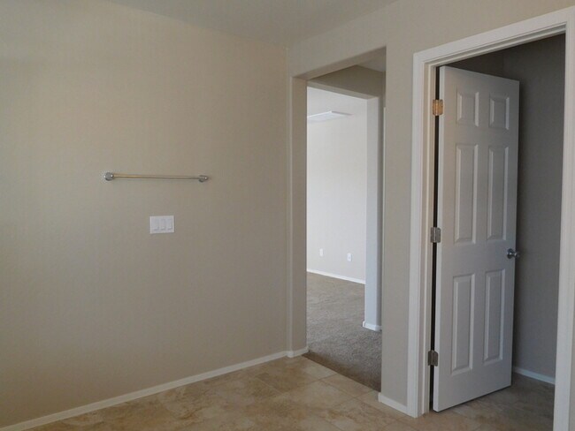 Building Photo - Naturally Well-Lit 4 bed/3 bath Single-Fam...
