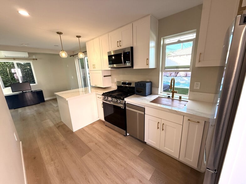 Building Photo - 8509 Croydon Ave