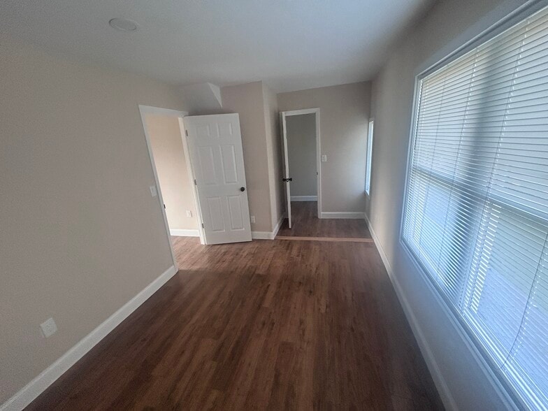 Building Photo - 60 Lynbrook Dr